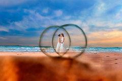 novias-dentro-de-anillos-foto-creativa